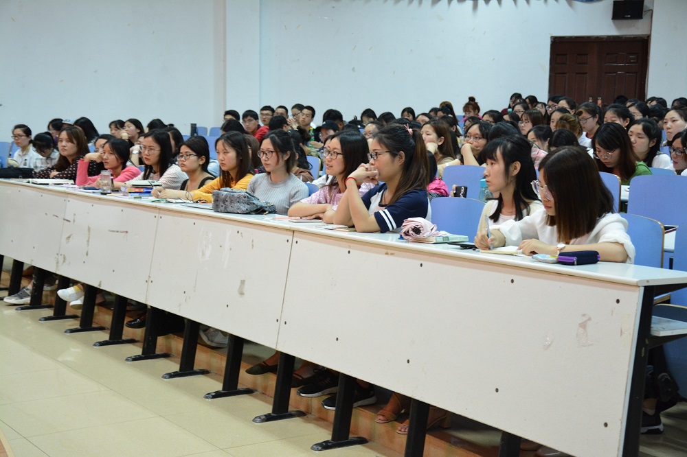 必威官方首页官网成功举办考研经验分享会