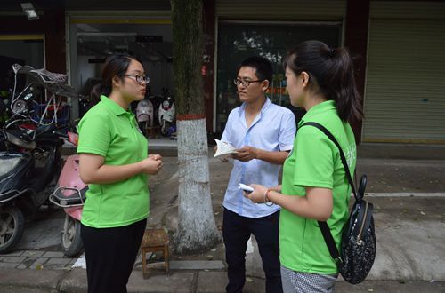 必威官方首页官网组织开展党风建设进社区志愿宣传活动