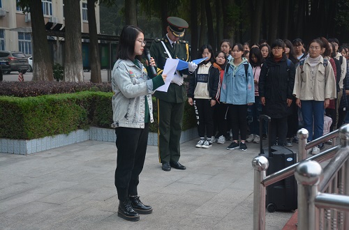 必威官方首页官网组织学生参加升国旗仪式