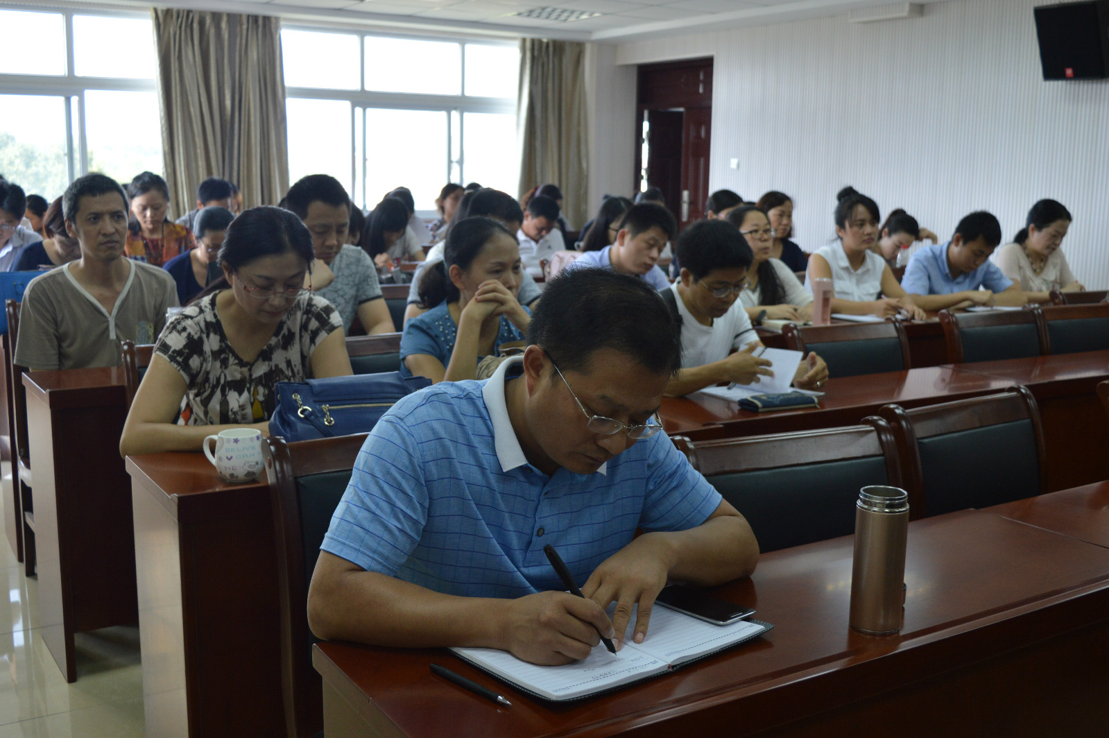 必威官方首页官网召开新学期教职工大会