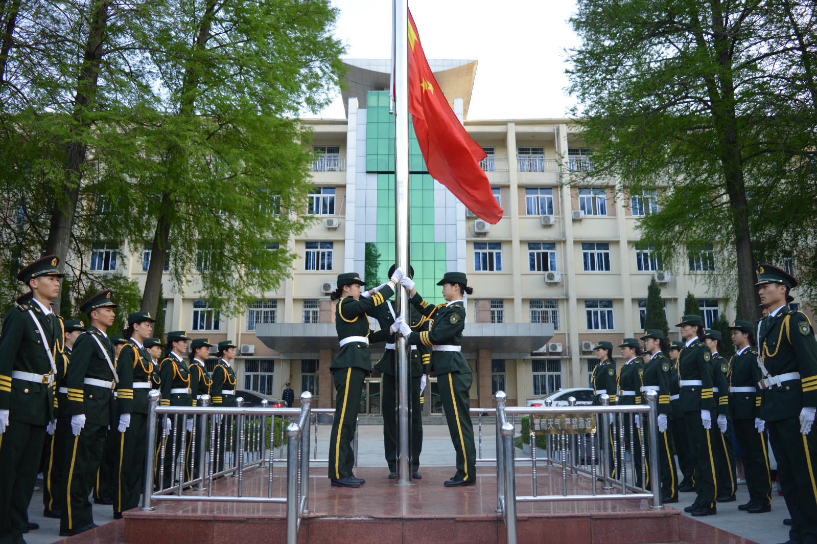 必威官方首页官网组织学生参加升国旗仪式